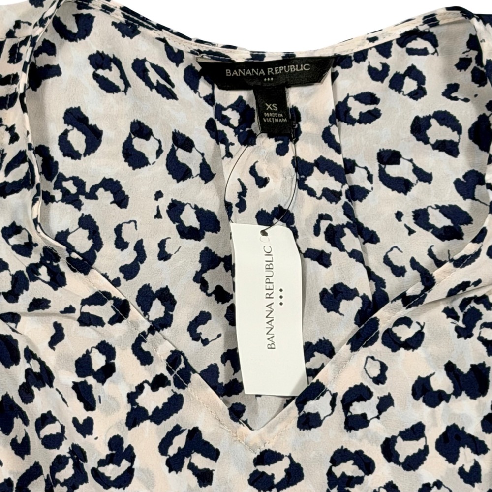 NWT Banana Republic Blouse Womens XS Blue Cream Animal Print Sleeveless V-Neck - Picture 3 of 4